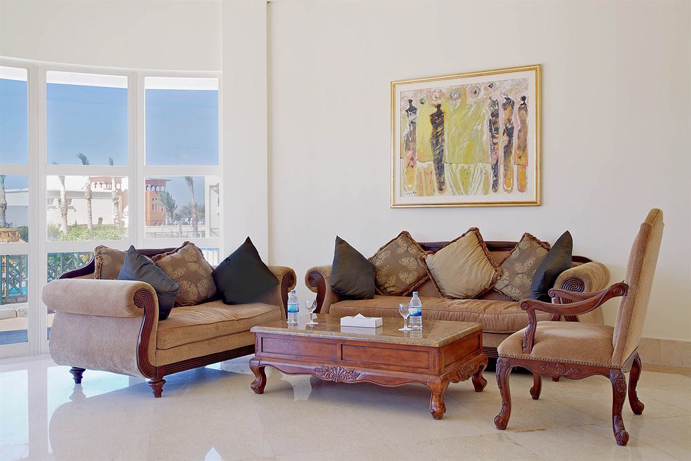 Aurora Oriental Resort Sharm El Sheikh Exterior foto A settee (left) and two armchairs